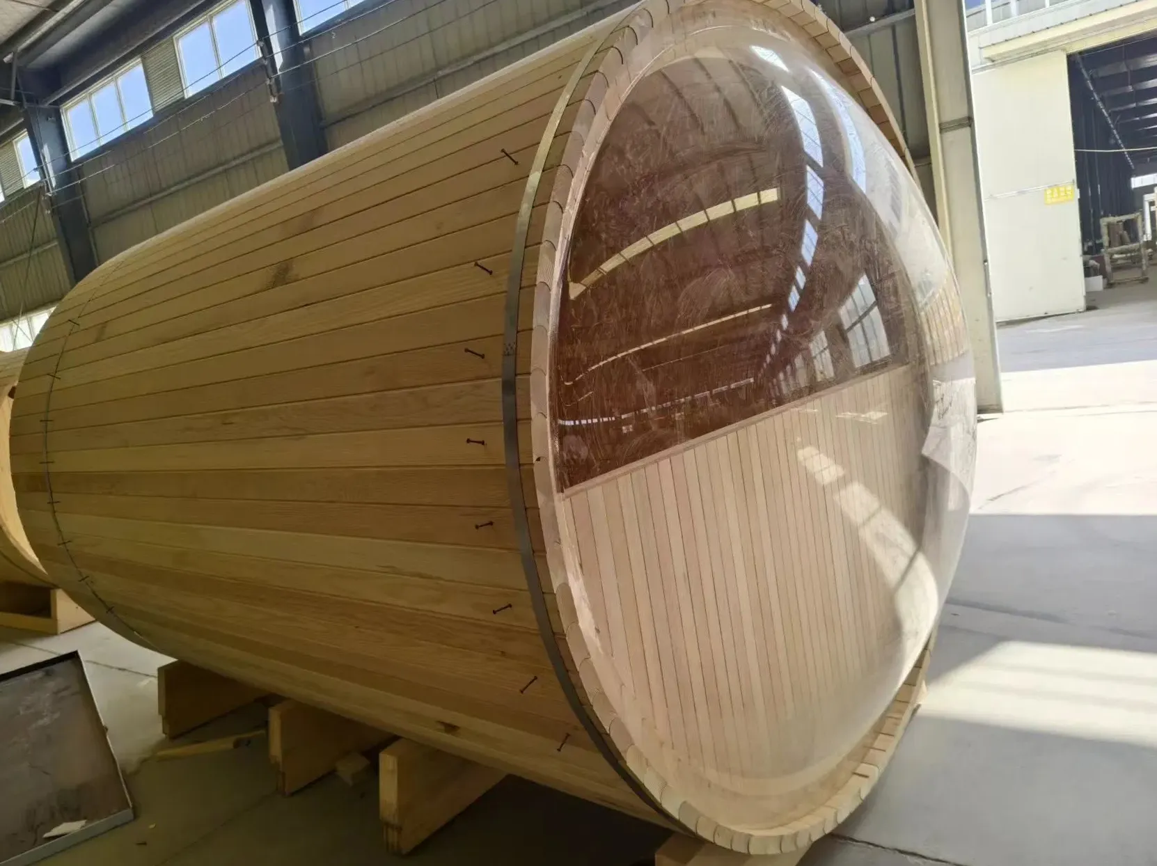 Sauna tonneau panoramique Kaari 4 places Ø 190 × 170 cm, vue 3 sur 8